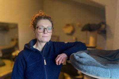 Hellemai Schou er ved at indrette flere rum i sin og kærestens lade ved hjemmet i Hodsager, så katte midlertidigt har et sted at være, når hun har indfanget dem.