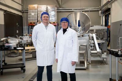 Jens Møller (t.h.) stiftede Jens Møller Products i slutningen af 1980'erne, og i 2013 overlod han direktørposten til sin søn Jens Christian Grønvall Møller.