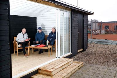 Den nye lounge hos Lind Tennis & Padel er næsten klar, og bestyrelsen, der fra venstre består af Ole Krøjgaard, Finn Drost Madsen og Kurt Skræddergaard har fortsat store planer for klubben og anlægget.