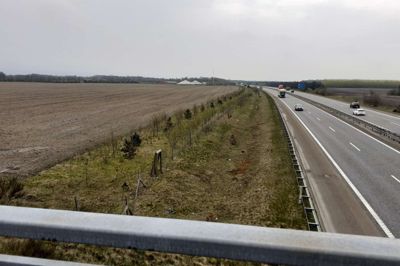På markerne øst for Midtjyske Motorvej skulle en stor energipark med solceller opføres. Nu har Region Midtjylland nedlagt veto, fordi der er grus og sand under markerne, som skal være i reserve til fremtidens byggerier af boliger og veje.