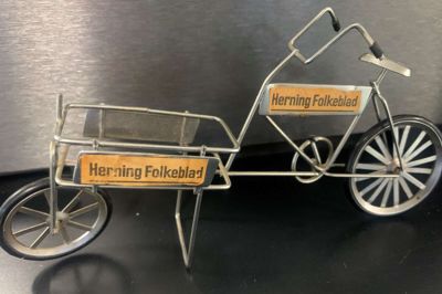 Vi troede først, at vi havde fået et nyt transportmiddel her på redaktionen, men vi er bestemt også glade for den lille model, som nu står lige ved siden af vores kaffeautomat her i Mediehuset Ikast-Brande. Foto: Mikkel Korsgaard Christensen