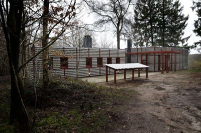 Arkitektens helt eget hus ligger på Skjernvej mellem Arnborg og Skarrild - et godt stykke inde skoven. For enden af en skovvej mødes man så af huset, hvor brutalismens kendetegn kommer øjnene i møde. Foto: Henrik Ole Jensen