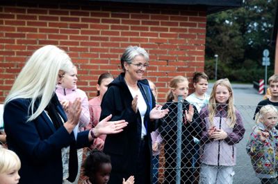 Anne Mette Bang Rasmussen (V) i midten klapper, da skolen og daginstitutionen i Skarrild sidste år kunne hejse det grønne flag. Skolen i Skarrild vil fra næste år få en lidt anden økonomi, når Herning Kommune ændrer på tildeling af skolepenge.
