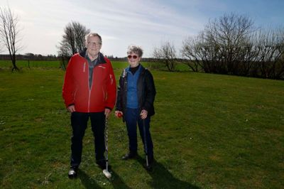 Jørgen og Mary Kristiansen har fået en ny hobby, efter at der kommet krolfbane på arealet bag kroketbanen. Parret dyster mod hinanden, for der er kun få andre spillere end dem i den nye klub. De håber, at der kommer flere.