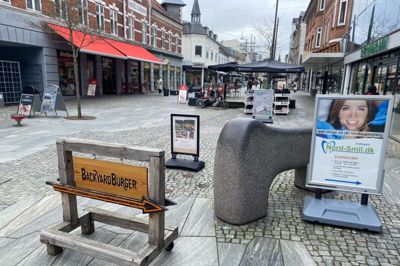 Der er mange skilte i Hernings gågade. Nogle er pænere end andre, og nogle er mere lovlige end andre. Spørgsmålet er, hvordan Herning Kommune bedst finder balancen, så butikkerne kan få lov at skilte, uden at byen drukner i en skilteskov.