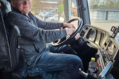 Jens Dyrberg fra Ilskov tabte sit hjerte til lastbiler som teenager, og har efter egen udregning tilbagelagt mere end otte millioner kilometer bag rattet, siden han fik lastbilkørekort på sin 18-årsfødselsdag. Lørdag fylder han 75 år - og er stadig dagligt på landevejene.