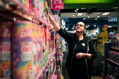 Som barn legede Rita Poulsen, butiksleder i Buddy Legetøj i Herningcentret, selv med Barbiedukker - og de er stadig populære.