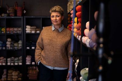 Ulla Toft Christensen, indehaver af garnbutikken Wooltimo i Brande, oplever en fortsat interesse for at bruge hænderne til noget kreativt.