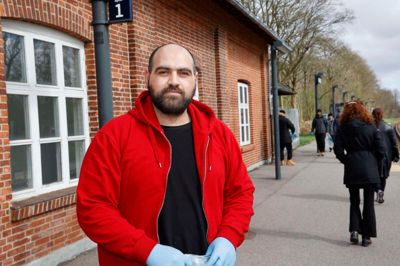 31-årige Mohamed arbejdede som arkitekt, inden han flygtede fra Syrien. Søndag eftermiddag var han og andre beboere fra Kærshovedgård taget til Bording for at samle affald.