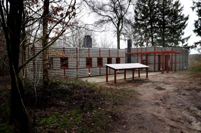 Arkitektens helt eget hus ligger på Skjernvej mellem Arnborg og Skarrild - et godt stykke inde skoven. For enden af en skovvej mødes man så af huset, hvor brutalismens kendetegn kommer øjnene i møde.