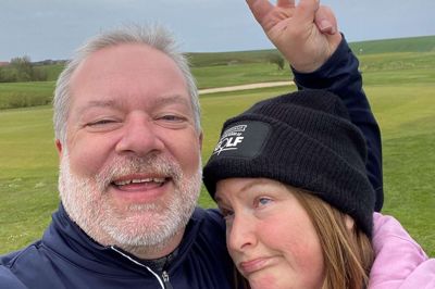 Thomas og Kristina Thisted efter weekendens golfrunde. Thomas vandt for en gangs skyld. Det er mit livs bedste selfie, udtaler han i øvrigt.