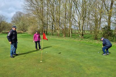 Seniorerne i Haunstrup Golfklub har to faste ugedage, hvor de dyster mod hinanden. Her har Carsten Brylle gang i putteren, mens Birgit Albertus og Knud Andersen følger med.
