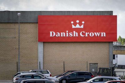 Danish Crown har nu lukket to svineslagterier på et år.