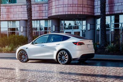 Tesla Model Y i den nye udgave med baghjulstræk og Long Range-opsætning når en rækkevidde på op til 600 kilometer på en opladning. Prisen er 384.990 kroner. Foto: Pr-Foto/Ritzau Scanpix