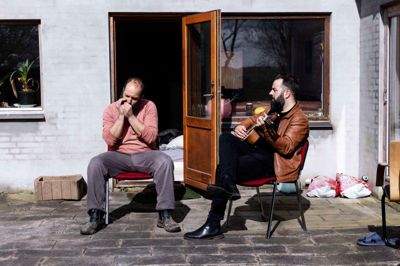 Mens Marc Rune (t.v.) ved siden af musikken tjener penge som ufaglært grisefarmer, er Morten Rune i gang med at uddanne sig til lærer. Desuden bliver han hyret ind som guitarist i forskellige sammenhænge.