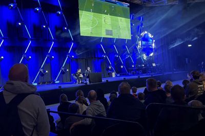 Digital fodboldkamp ved Gamebox Festival 2024 i MCH Herning Messecenter i weekenden. Én fra publikum spiller mod én fra det berømte hold Astralis, der scorer millioner på at spille computerspil rundt om i hele verden. Tilskuerpladserne - flere hundrede - var tæt besat, og der blev jublet og hujet som til en rigtig fodboldkamp.