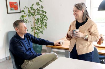 Monica og Finn Hassing bor i dag i Gullestrup, og selvom han er vokset op der, er det hende, der hilser på flest, hvis de er ude at gå en tur.