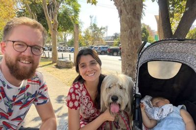Bjarne Nielsen og Nicole Ralph med datteren Lucíe i barnevognen og hunden Bobby. Billedet er taget sidste år, mens de stadig boede i Chile. I august flyttede de til Mexico City, hvor han arbejder ved den danske ambassade.