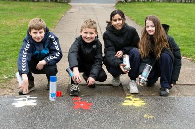 Spray-dåse-banden! Smukke spraymalede blomster langs cykelstien - lige op til den nye frugtlund, blev her udført af den sammensatte gruppe af elever fra både 3. og 5. klasse. Fra venstre ses Mathias Matthiesen Lauridsen, Viggo Krogsager Rud, Bianca Nicole Estimata Carstensen og Freja Schenk.