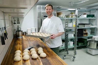 Bjørn Tinus er uddannet bager i Skive, hvor han oprindeligt kom fra. Han er hentet til Hotel Eyde fra Aarhus, hvor han arbejdede i bageriet Mor Anna.