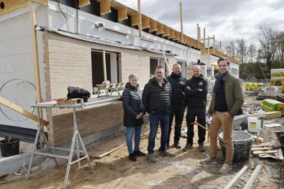 Familien Kjær, der står bag byggeriet af Enggårdhaven. Fra venstre mor Stella og far Kent efterfulgt af brødrene Thomas og Casper. Længst til højre ses ejendomsmægler Michael Thomsen, der har fået opgaven med at finde købere til de ni boliger i Snejbjerg, hvor de første tre står klar midt i juli. Foto: Henrik Ole Jensen