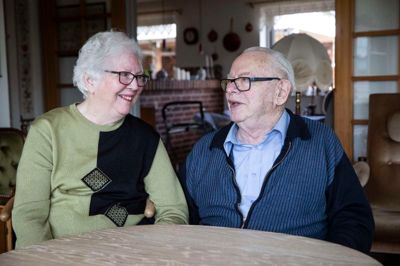 Parret stammer fra Silkeborg og flyttede til Sdr. Felding i 1963, hvor de åbnede slagterforretning på Strøget 4. Hans fars bror havde en gård i Sdr. Felding, så derfor kendte Arne Uhrskov Kristensen til den lille by i det vestjyske. I morgen, 25. april, kan de fejre, at de har været gift i 65 år.