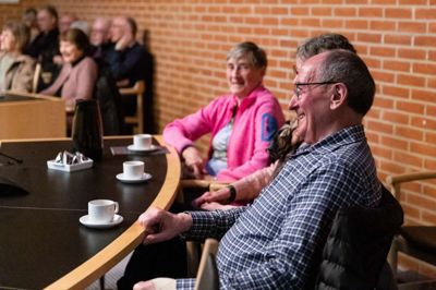 Der blev lyttet opmærksomt, men der var også masser af tid til spørgsmål og et godt grin, da Folkebladets læsere var på besøg på rådhuset i Ikast.