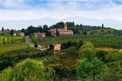 Gamle middelalderbyen, vinranker, træer og bakker så langt øjet rækker. Dette er Toscana!