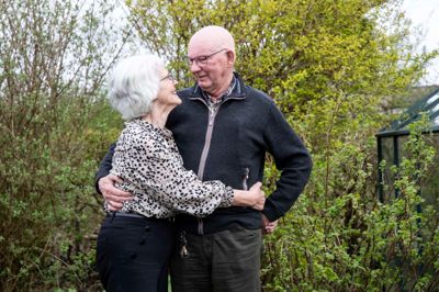Kærligheden og livsglæden lyser ud af Jytte Gaarsdal og Holger Fjord, der begge er 77 år og nu bosat i Herning. Parret mødte hinanden på et højskoleophold for tre år siden, men de flyttede først sammen sidste år.