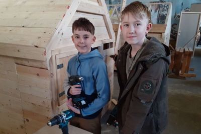 To håndværkere i svøb. Marius Moesgaard Skov og til højre Victor Lund Lundsgaard fra 7.D. på Lind Skole er med i skolens tyvstart på den nye folkeskolereform.