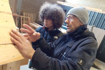 Faglærer Hans Verner Hansen står i spidsen for undervisningen af elever fra folkeskoler og gymnasier på Herningsholm Erhvervsskole. Her fortæller han Laurids Espensen fra 7.D. på Lind Skole hvordan en skæv låge kan rettes op.