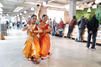 Riyana Ramesh og Nivetha Selvaratnam optrådte med tamilsk dans ved multikulturdagen.