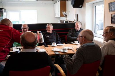 Kridtlauget mødes hver torsdag klokken ni til rundstykker og kaffe - og en god snak om alt fra fodbold til storpolitik. Modsat sidder de tre kridtbrødre Niels Erik Slot, Lindy Sørensen og Peter Stougaard. På den anden side af bordet er det - med ryggen til - Jan Jensen, Finn Porsgaard, Erik Lyng Pedersen og Holger Hansen.