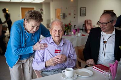 Der var mange, der ønskede Bech Hansen tillykke med de 100 år, da han mandag blev fejret på Plejecenter Kildehøj - til højre er Herning Kommunes 2. viceborgmester Karlo Brondbjerg (KD), der er mødt op for at sige tillykke på kommunens vegne.