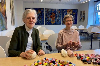 Nørklerne i Vildbjerg strikker fingerdukker til flygtningebørn i Gaza. På billedet ses Kirsten Pors Madsen (t.v.) og Anne Marie Oversen fra den lokale nørklegruppe.