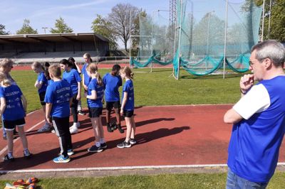 Freddy Søndergaard med hans 5. årgang fra Gullestrup Skole til Skole OL. Til venstre er det Birgit Graversgaard fra HGF Atletik, der instruerer eleverne i hylerkast.