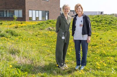 Sygeplejefaglig direktør Rikke Degn og ernæringschef Lone Viggers ses her i det område bag hospitalet, hvor sanse- og nyttehaven skal ligge.