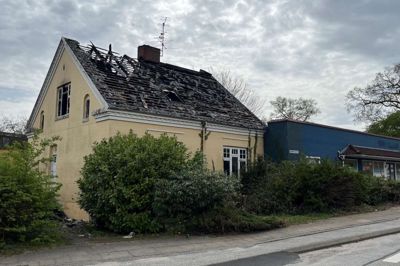 Ejendommen Sjællandsgade 4B brød i brand for tre uger siden og har været genstand for en politimæssig efterforskning. Den brændte bygning har også givet anledning til frygt for spredning af asbest fra de knuste tagplader, men det mener Herning Kommune ikke, der er grund til at frygte.