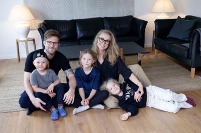 Familien Dollerup Vig består af 36-årige Simon Dollerup Vig, 34-årige Christina Dollerup Vig og børnene Pelle på 4 år, Nora på 8 og Ellie på 6 år.