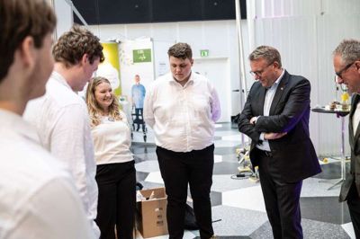Erhvervsminister Morten Bødskov (S) var naturligvis også forbi vinderne fra 99Robotics i løbet af dagen.