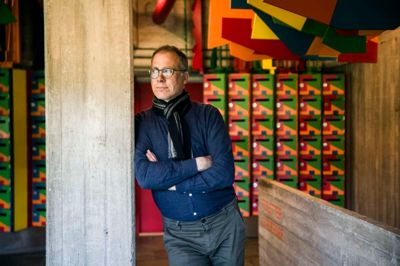 Michael Bjørn Nellemann foran Paul Gadegaards markante postkasser, hvor eleverne på den daværende Herning Højskole kunne hente deres post.