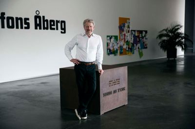 Museumsdirektør Holger Reenberg ved siden af Piero Manzonis skulptur, der har lagt navn til kunstfestivalen Socle du Monde.