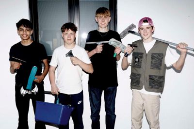 Fra venstre: Bastian Herold Vammen, Alexander Ørgaard Knudsen, August Agerbo Asmussen og Xander Kristiansen skifter bøgerne ud med pudsegrejet, når skoledagen er forbi. Det bliver nogle gange lange dage, som formentlig bliver vekslet til lange nætter på Herning Rocker.