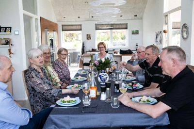 Der bliver både snakket og grinet højt omkring det fint dækkede bord, hvor Jørgen Christensen (t.v.), Ellen Christensen, Ella Isaksen, Gerda Eriksen, Lone Thestrup, John Juul Eriksen, Poul Møller og Otto Axelsen er gået ombord i forretten.