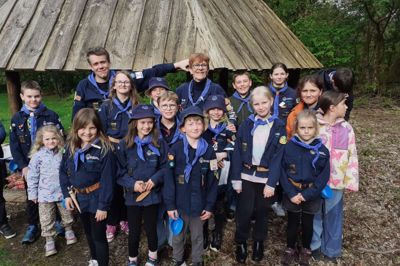 Connie Væver med nogle af de 20 børn, hun er gruppeleder for i Herningsholmspejderne DDS.