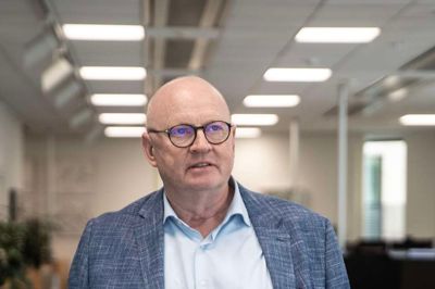 65-årige Hans Henrik Okstrøm var egentlig gået på pension, da han for to år siden vendte tilbage til den herningensiske bankverden.