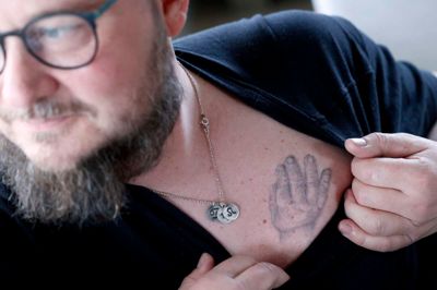 Selvom Lauge ikke længere er her mere, er han stadig med Lars Kallesøe Jakobsen og familien. Både i minderne og som tatovering på brystet, som er det sted, hvor Lauge lå med sin lille hånd.