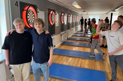 De to brødre Magnus (t.v.) og Oliver Hauge Jespersen kommer til at være nogle af de faste spillere i Herning Dartklub, som er stiftet af deres far, Morten Jespersen.