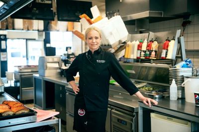 Mona Møller Andersen serverer rigtig grillmad på Møllegrillen. Men selvfølgelig i den gode kvalitet, hvor alt bliver lavet fra bunden.