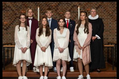 Søndag 5. maj var der konfirmation i Hedeagerkirken for elever fra Brændgårdskolens 7.a og 7.b. Konfirmanderne er Emma Toft Hansen, Marianne Lyneborg Sjøgren, Frida Trans Rasmussen, Cilie Ankerstjerne Poulsen, Falke Kjærsgaard Jensen, Birk Kjærsgaard Jensen og Erikas Bepirstis, der her ses sammen med sognepræst Annette Birk-Sørensen.